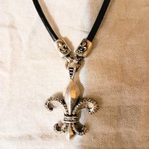 Stigma Fleur de Lis unisex Black string pendant